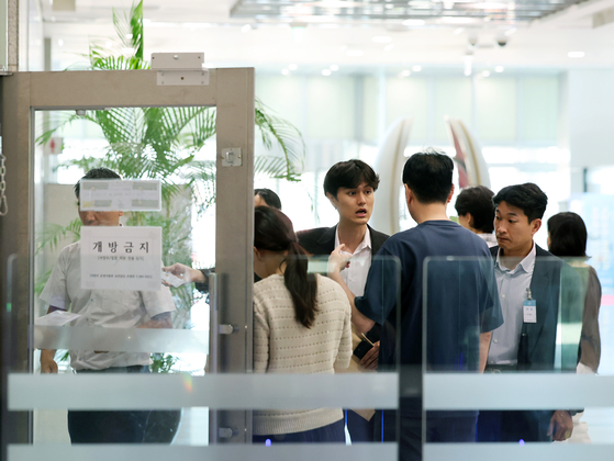 해병대원 순직사건 관련 의혹을 수사하는 이명현 특별검사팀이 10일 오전 서울 용산구 국방부에 압수수색을 위해 들어서고 있다.뉴스1