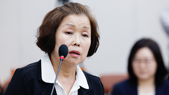  손효숙 리박스쿨 대표가 10일 서울 여의도 국회 교육위원회에서 열린 리박스쿨 청문회에 출석해 의원 질의에 답하고 있다. 뉴스1