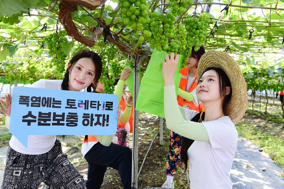 코카콜라의 이온보충음료 '토레타'는 무더위 속 수분 보충의 중요성을 알리기 위한 캠페인의 일환으로 전국 대학생 농촌봉사단체에 토레타 음료를 지원하고 있다고 10일 밝혔다. 토레타 모델이 봉사 현장에서 포즈를 취하고 있다. 사진 코카콜라 