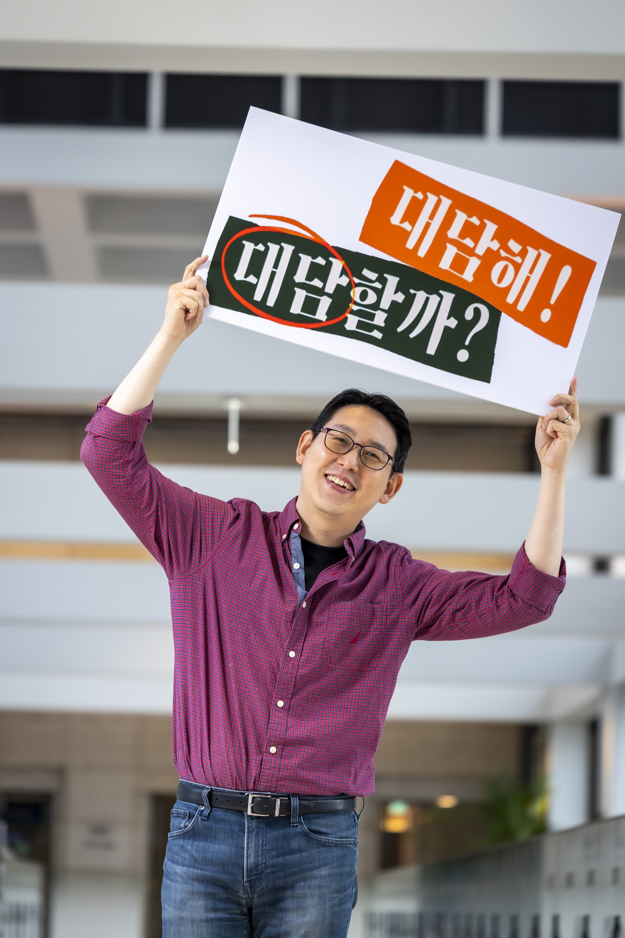 LG화학 글로벌CSR팀에서 운영하는 유튜브 채널 ‘대담해’의 기획 전반을 총괄하는 이영준 팀장. 그는 영상 콘텐츠 진행까지 맡고 있다. 김용재 기자