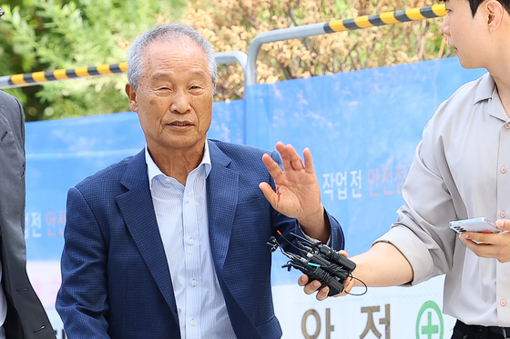 조성옥 전 삼부토건 회장이 10일 피의자 신분으로 김건희 특검 조사를 받기 위해 서울 종로구 KT광화문빌딩 웨스트에 마련된 특검 사무실에 출석하며 취재진의 질문을 받고 있다. 김현동 기자