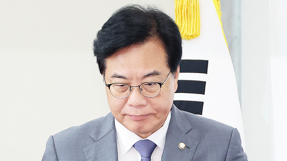  국민의힘 송언석 비대위원장 겸 원내대표가 10일 서울 여의도 국회에서 열린 비상대책위원회의에 참석하고 있다. 연합뉴스 