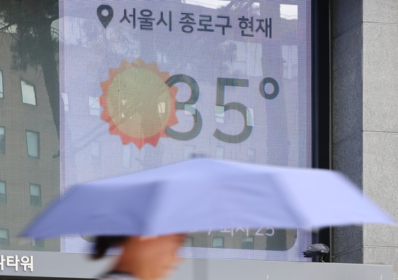 지난 9일 서울 종로구 한 건물 외벽에 현재기온 35도가 표시되고 있다. 뉴스1