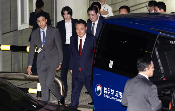 12·3 비상계엄과 관련해 특검 수사를 받는 윤석열 전 대통령이 9일 밤 서울중앙지법에서 두 번째 구속 전 피의자심문(영장실질심사)을 마친 뒤 대기장소인 서울구치소로 이동하고 있다. 뉴스1