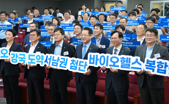 9일 열린 ‘서남권 첨단 바이오·헬스복합단지 조성 전략 국회포럼’에서 참석자들이 바이오·헬스 단지 조성을 촉구하고 있다. [사진 전남도청]