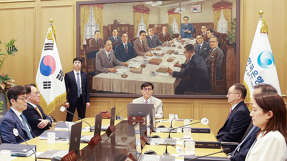 10일 이창용 한국은행 총재가 서울 중구 한국은행에서 금융통화위원회를 주재하고 있다. 사진 한국은행