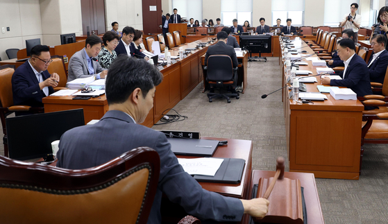 윤건영 국회 행안위 법안심사제1소위원장이 지난 8일 오전 서울 여의도 국회에서 열린 행정안전위원회 법안심사제1소위원회에서 의사봉을 두드리고 있다. 뉴시스