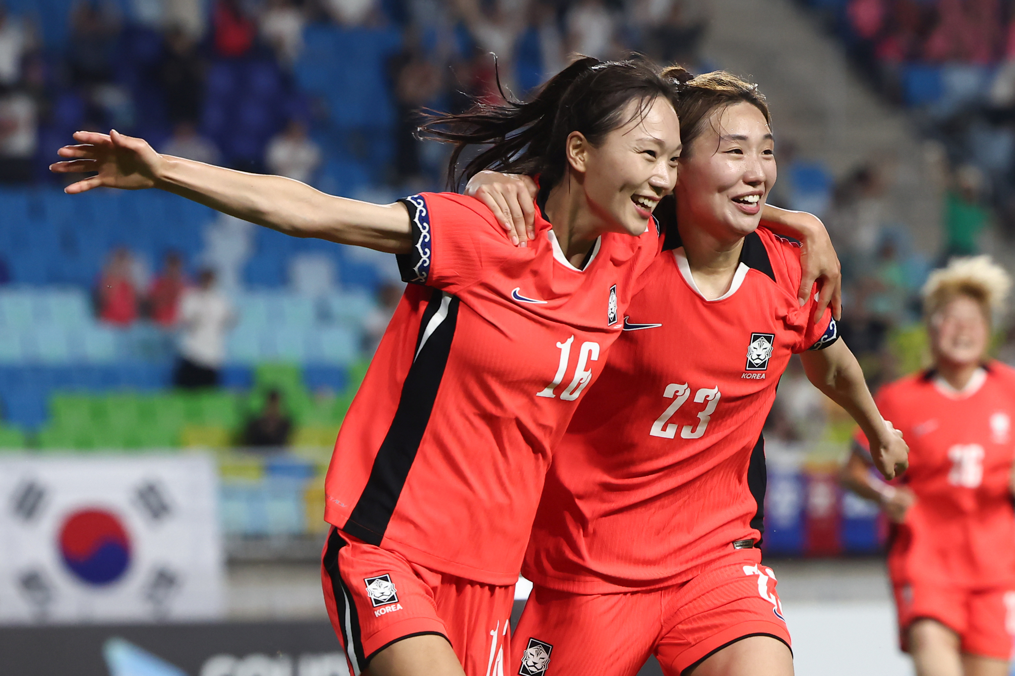 중국을 상대로 1-1 동점골을 터트린 장슬기(왼쪽). [연합뉴스]