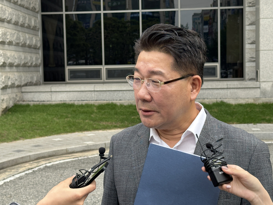 지난 6월 19일 오전 대전 서구 둔산동 대전지방법원 정문에서 송활섭 시의원이 재판 후 기자들의 질문에 답변하고 있다. 뉴시스