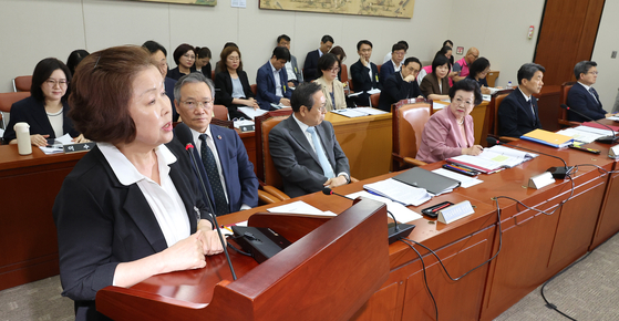 10일 서울 여의도 국회 교육위원회에서 열린 리박스쿨 청문회에 증인으로 출석한 손효숙 리박스쿨 대표가 의원 질의에 답변하고 있다. 연합뉴스