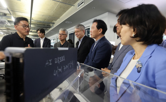 국정기획위원회 위원들이 지난달 25일 AI 반도체 스타트업 리벨리온을 방문해 설명을 듣고 있다. [뉴스1]