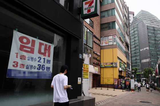 올 상반기 국내 자영업자들의 실적이 크게 악화한 것으로 나타났다. 사진은 지난달 16일 서울의 한 골목상권. 연합뉴스
