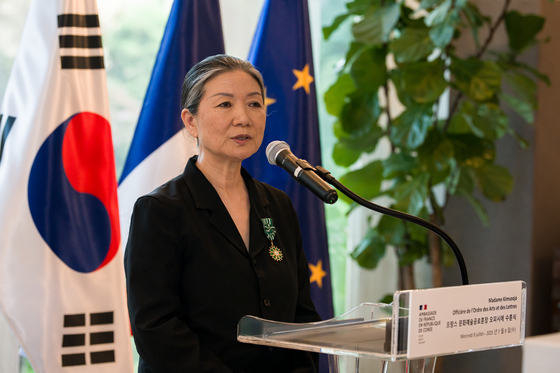 9일 주한 프랑스 대사관에서 문화예술공로훈장 '오피시에'를 받은 후 소감을 밝히고 있는 김수자 작가. 사진작가 김진솔 촬영. 사진 김수자 스튜디오. 