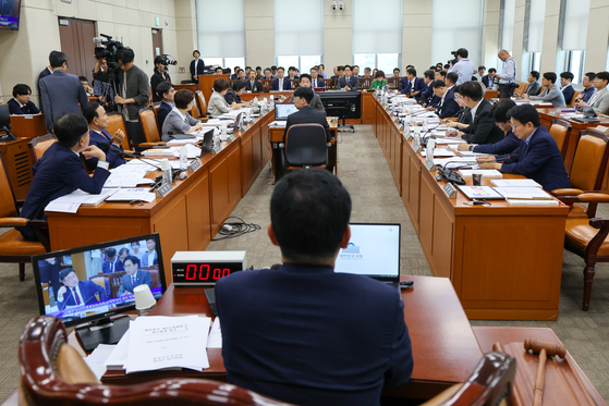 김민재 행정안전부 장관 직무대행(차관)이 10일 서울 여의도 국회에서 열린 제427회국회(임시회) 행정안전위원회 제1차 전체회의에 출석해 의원 질의에 답하고 있다. 뉴스1