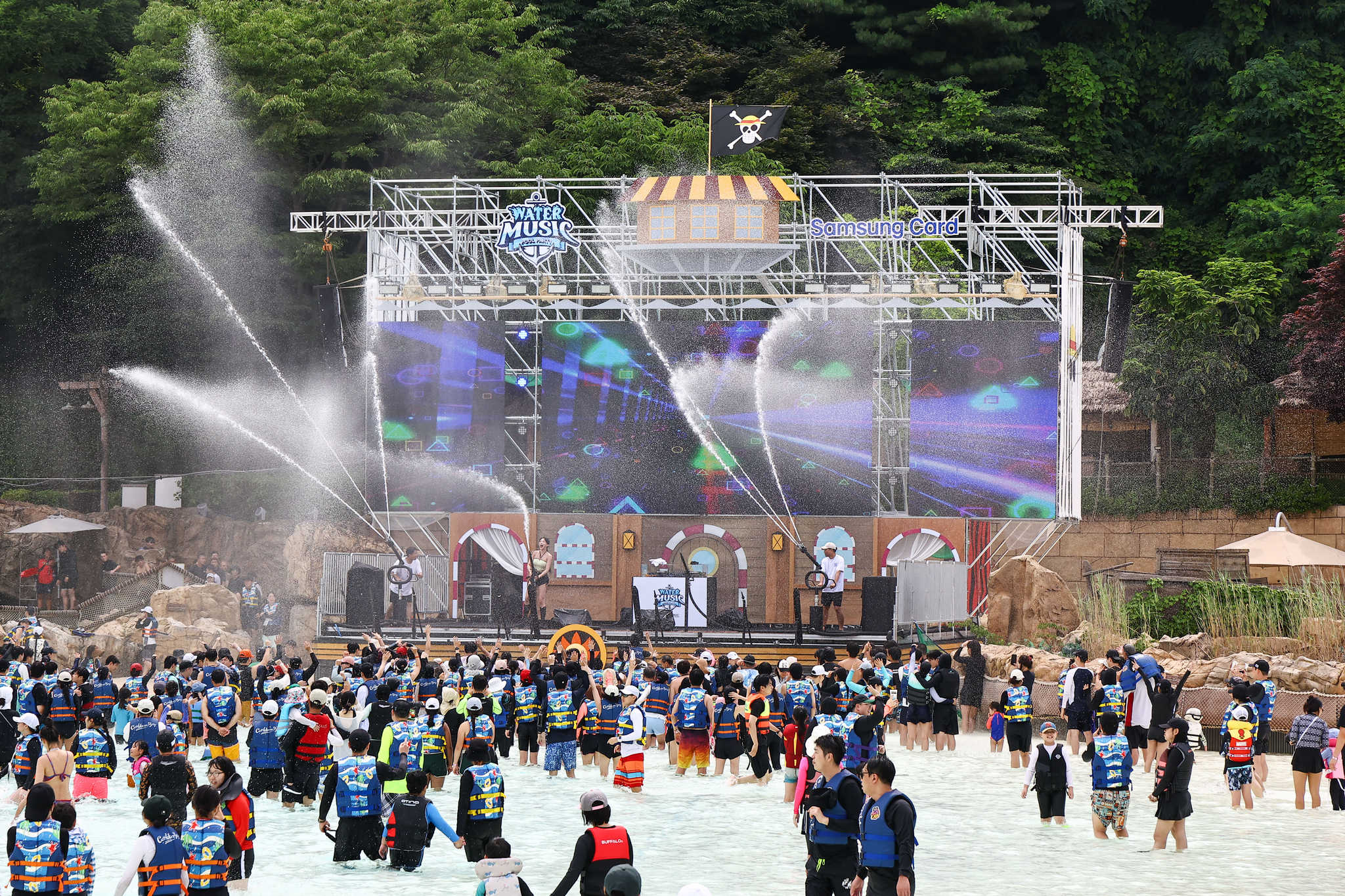 캐리비안 베이는 축제 기간 매일 워터 뮤직 풀파티를 벌인다. 최대 2.4m 높이의 인공 파도가 밀려드는 야외 파도풀에서 공연을 즐길 수 있다. 김종호 기자