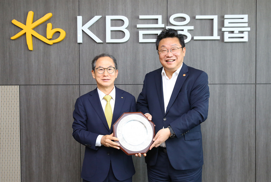  양종희 KB금융그룹 회장과 주형환 저출생고령사회위원회 부위원장이 지난 9일 여의도 KB국민은행 신관에서 기념촬영을 하고 있다. KB금융 제공