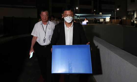 김건희 여사 관련 의혹을 수사 중인 민중기 특별검사팀이 삼부토건에 대한 압수수색에 착수한 지난 3일 서울 종로구 소재 삼부토건 본사가 입주했던 건물에서 특검팀 관계자가 압수수색을 마친 뒤 물품이 담긴 상자를 들고 철수하고 있다. 뉴시스