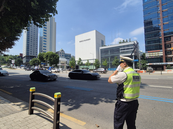9일 오전 10시쯤 서울 강남구 청담동 경기고 사거리 동호대교 인근에서 서울 강남경찰서 한주현 경사(35)가 뙤약볕에서 땀을 훔치며 단속을 이어가고 있다. 오소영 기자