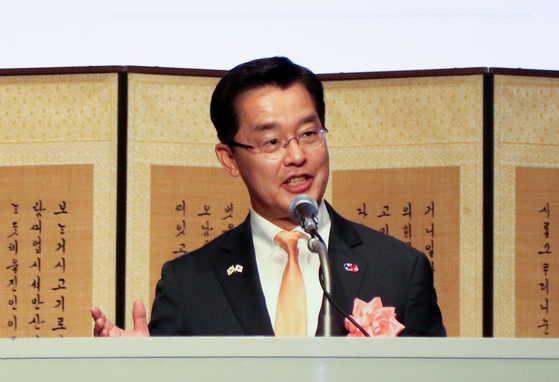박철희 주일 한국대사가 지난달 19일 뉴오타니호텔 도쿄에서 열린 주일 한국대사관 주최 한일 국교 정상화 60주년 기념 리셉션에서 인사말을 하고 있다. 연합뉴스