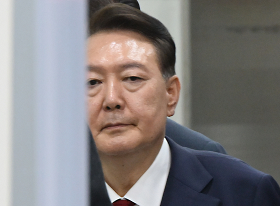 123 비상계엄 사태 관련 내란 혐의를 받는 윤석열 전 대통령이 9일 서울 서초구 서울중앙지방법원에서 구속 전 피의자 심문(영장실질심사)을 마치고 법원을 나서고 있다. 연합뉴스