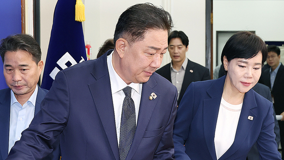  더불어민주당 김병기 당 대표 직무대행 겸 원내대표(가운데)가 11일 국회에서 열린 최고위원회의에 입장하고 있다. 연합뉴스