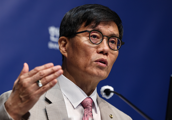 이창용 한국은행 총재가 10일 서울 중구 한국은행에서 열린 기자간담회에서 취재진 질문에 답하고 있다. 사진공동취재단