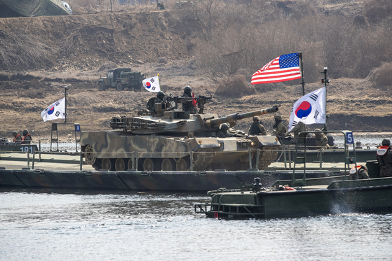 지난달 20일 경기도 연천군 임진강 일대 석은소 훈련장에서 열린 '한미연합 제병협동 도하훈련'에서 연합부교를 통해 K1E1전차가 도하를 실시하는 모습. 뉴스1