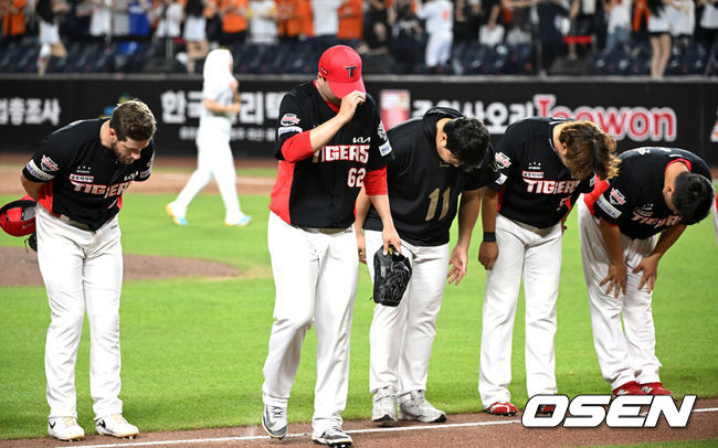 [OSEN=대전, 이대선 기자] 프로야구 한화 이글스가 짜릿한 끝내기 승리로 전반기를 피날레했다. 1위 팀의 위용을 보여주며 시즌 29번째 역전승을 거뒀다.한화는 10일 대전 한화생명볼파크에서 치러진 2025 신한 SOL Bank KBO리그 KIA 타이거즈와의 홈경기를 3-2 끝내기로 승리했다.1-2로 뒤진 9회말KIA 마무리투수 정해영을 상대로 루이스 리베라토의 밀어내기 볼넷으로 동점을 만든 뒤 문현빈의 10구 풀카운트 승부 끝에 끝내기 안타로 대역전극을완성했다.경기 종료 후 KIA 선수들이 관중석을 향해 인사를 하고 있다. 2025.07.10 /sunday@osen.co.kr