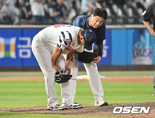 [OSEN=부산, 이석우 기자] 10일 부산 사직야구장에서 2025 신한 SOL 뱅크 KBO 리그 롯데 자이언츠와 두산 베어스의 경기가 열렸다. 홈팀 롯데는 나균안이, 방문팀 두산은 잭로그가 선발 출전했다.롯데 자이언츠 김상수가 9회초 다리 부상으로 고통을 호소하고 있다. 2025.07.10 / foto0307@osen.co.kr