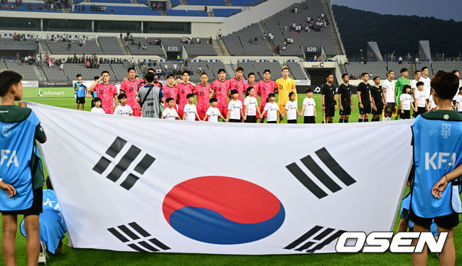 [OSEN=용인, 조은정 기자]7일 경기 용인시 용인 미르 스타디움에서 2025 동아시아 축구연맹(EAFF) E-1 챔피언십(동아시안컵) 대한민국 남자 축구 대표팀과 중국의 개막전이 열렸다.한국은 중국과 첫 경기를 시작으로 11일 홍콩, 15일 일본과 격돌한다. 경기는 모두 용인에서 치러지며 3경기 성적에 따라 그대로 최종 순위가 결정된다.경기 전 한국 선수단이 국민의례를 하고 있다. 2025.07.07 /cej@osen.co.kr