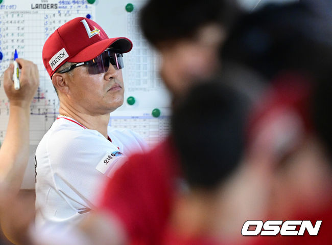 [OSEN=인천, 최규한 기자] 마법사 군단이 ‘107억 잠수함’ 고영표와 대타 김민혁의 활약을 앞세워 전반기 최종전에서 5위 도약을 해냈다.프로야구 KT 위즈는 10일 인천SSG랜더스필드에서 열린 2025 신한 SOL뱅크 KBO리그 SSG 랜더스와의 시즌 11차전에서 4-2 역전승을 거뒀다.2연승에 성공한 KT는 전반기 최종 3연전을 위닝시리즈로 장식하며 SSG를 끌어내리고 5위로 올라섰다. 9회말 공격 때 SSG 이숭용 감독이 그라운드를 주시하고 있다. 2025.07.10 / dreamer@osen.co.kr