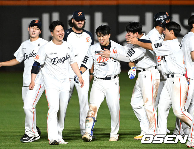 [OSEN=대전, 이대선 기자] 프로야구 한화 이글스가 짜릿한 끝내기 승리로 전반기를 피날레했다. 1위 팀의 위용을 보여주며 시즌 29번째 역전승을 거뒀다.한화는 10일 대전 한화생명볼파크에서 치러진 2025 신한 SOL Bank KBO리그 KIA 타이거즈와의 홈경기를 3-2 끝내기로 승리했다.1-2로 뒤진 9회말KIA 마무리투수 정해영을 상대로 루이스 리베라토의 밀어내기 볼넷으로 동점을 만든 뒤 문현빈의 10구 풀카운트 승부 끝에 끝내기 안타로 대역전극을완성했다.9회말 2사 만루에서 끝내기 안타를 친 한화 문현빈이 동료들과 승리의 기쁨을 나누고 있다. 2025.07.10 /sunday@osen.co.kr