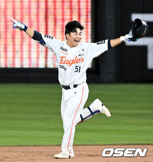 [OSEN=대전, 이대선 기자] 프로야구 한화 이글스가 짜릿한 끝내기 승리로 전반기를 피날레했다. 1위 팀의 위용을 보여주며 시즌 29번째 역전승을 거뒀다.한화는 10일 대전 한화생명볼파크에서 치러진 2025 신한 SOL Bank KBO리그 KIA 타이거즈와의 홈경기를 3-2 끝내기로 승리했다.1-2로 뒤진 9회말KIA 마무리투수 정해영을 상대로 루이스 리베라토의 밀어내기 볼넷으로 동점을 만든 뒤 문현빈의 10구 풀카운트 승부 끝에 끝내기 안타로 대역전극을완성했다.9회말 2사 만루에서 끝내기 안타를 친 한화 문현빈이 환호하고 있다. 2025.07.10 /sunday@osen.co.kr