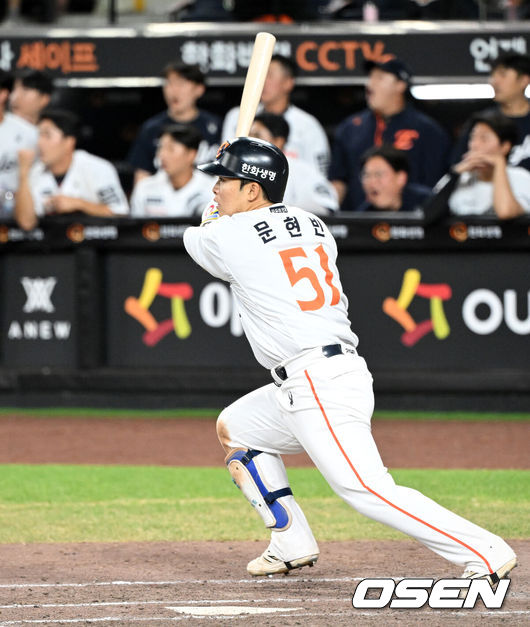 [OSEN=대전, 이대선 기자] 프로야구 한화 이글스가 짜릿한 끝내기 승리로 전반기를 피날레했다. 1위 팀의 위용을 보여주며 시즌 29번째 역전승을 거뒀다.한화는 10일 대전 한화생명볼파크에서 치러진 2025 신한 SOL Bank KBO리그 KIA 타이거즈와의 홈경기를 3-2 끝내기로 승리했다.1-2로 뒤진 9회말KIA 마무리투수 정해영을 상대로 루이스 리베라토의 밀어내기 볼넷으로 동점을 만든 뒤 문현빈의 10구 풀카운트 승부 끝에 끝내기 안타로 대역전극을완성했다.9회말 2사 만루에서 한화 문현빈이 끝내기 안타를 치고 있다. 2025.07.10 /sunday@osen.co.kr