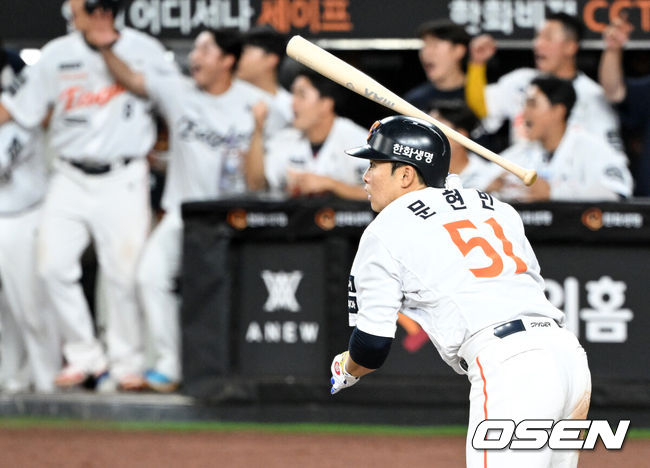 [OSEN=대전, 이대선 기자] 프로야구 한화 이글스가 짜릿한 끝내기 승리로 전반기를 피날레했다. 1위 팀의 위용을 보여주며 시즌 29번째 역전승을 거뒀다.한화는 10일 대전 한화생명볼파크에서 치러진 2025 신한 SOL Bank KBO리그 KIA 타이거즈와의 홈경기를 3-2 끝내기로 승리했다.1-2로 뒤진 9회말KIA 마무리투수 정해영을 상대로 루이스 리베라토의 밀어내기 볼넷으로 동점을 만든 뒤 문현빈의 10구 풀카운트 승부 끝에 끝내기 안타로 대역전극을완성했다.9회말 2사 만루에서 끝내기 안타를 친 한화 문현빈이 동료들과 승리의 기쁨을 나누고 있다. 2025.07.10 /sunday@osen.co.kr