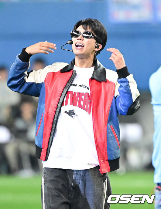 [OSEN=대전, 최규한 기자] 12일 오후 대전월드컵경기장에서 ‘하나은행 자선축구대회’가 열렸다.이번 자선축구대회에서 가수 임영웅은 ‘팀 히어로’의 주장을 맡아90분 간의 활약을 펼친다.임영웅이 구단주로 있는 ‘리턴즈FC’ 선수들과 김영광,조원희,오반석 등의 선수들이 ‘팀 히어로’에 합류했다.이청용,이근호,박주호,지동원,감스트,궤도,말왕 등은 ‘팀 기성용’ 선수로 뛴다.임영웅이 하프타임 공연을 펼치고 있다. 2024.10.12 / dreamer@osen.co.kr