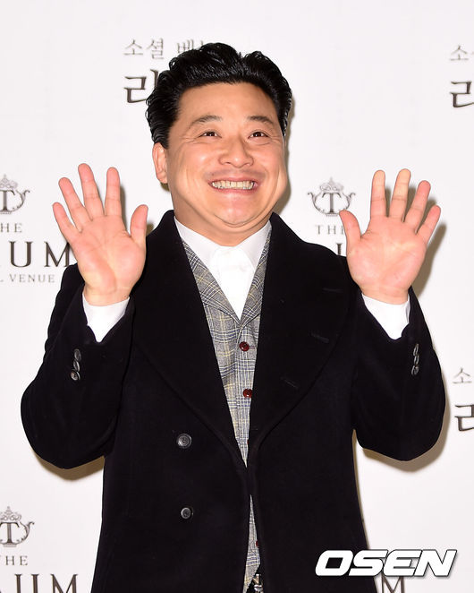 [OSEN=이대선 기자] 7일 오후 서울 역삼동 더 라움에서 배우 박광현이 연하의 신부와 결혼식을 올렸다.개그맨 윤정수가 포토타임을 갖고 있다.두 사람은 2년 전 지인들과의 모임에서 처음 만나 오빠 동생 사이로 친분을 이어오다 올해 6월 연인 관계로 발전했다.박광현은 예비신부에 대해 “무엇보다 좋은 품성을 지녔고 배려하는 모습에 반해 결혼을 결심했다. 다양한 운동을 좋아하는 여성으로 같은 취미를 가졌다는 점에도 끌렸다”고 말했다.결혼식의 주례는 배우 이순재, 사회는 성우 안지환이 맡는다. 가수 김원준과 유리상자의 이세준이 축가를 부른다. 국내에서 크리스마스를 보낸 후 12월 말 신혼여행을 떠날 예정이며, 구체적인 여행지는 아직 결정하지 않았다. /sunday@osen.co.kr