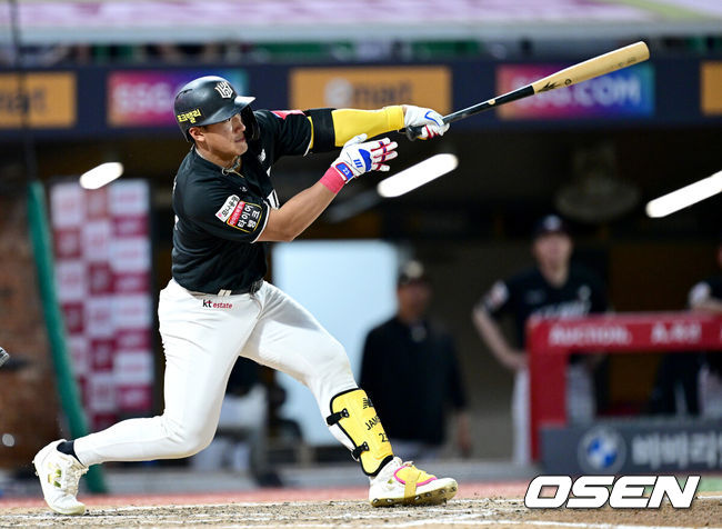 [OSEN=인천, 최규한 기자] 10일 인천 SSG랜더스필드에서 ‘2025 신한 SOL Bank KBO리그’ SSG 랜더스와 KT 위즈의 경기가 열렸다.홈팀 SSG는 드류 앤더슨, 방문팀 KT는 고영표를 선발로 내세웠다.6회초 1사 1루 상황 KT 안현민이 안타를 날리고 있다 . 2025.07.10 / dreamer@osen.co.kr