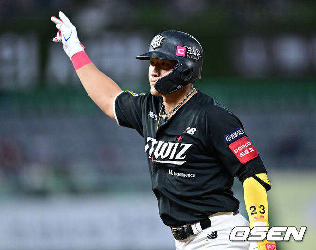 [OSEN=인천, 최규한 기자] 10일 인천 SSG랜더스필드에서 ‘2025 신한 SOL Bank KBO리그’ SSG 랜더스와 KT 위즈의 경기가 열렸다.홈팀 SSG는 드류 앤더슨, 방문팀 KT는 고영표를 선발로 내세웠다.6회초 1사 1루 상황 KT 안현민이 안타를 날리고 1루에 안착해 기뻐하고 있다 . 2025.07.10 / dreamer@osen.co.kr