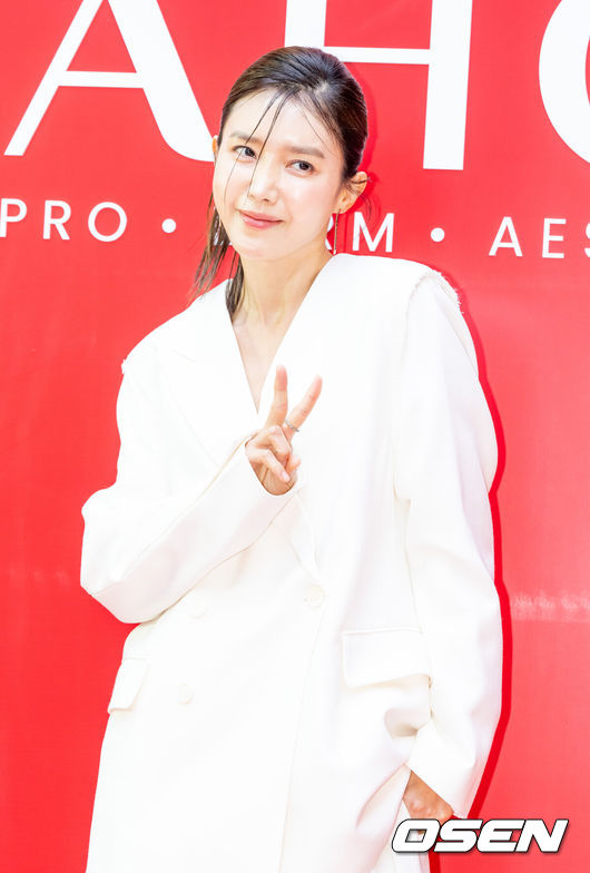 [OSEN=박준형 기자]  20일 오전 서울 성동구 베이컨트에서 스킨케어 브랜드 'AHC' 팝업 스토어 오픈 기념 행사가 진행됐다.이날 행사에는 앰배서더 박규영과 배우 채정안이 참석했다.   배우 채정안이 포즈를 취하고 있다.  2025.02.20 / soul1014@osen.co.kr