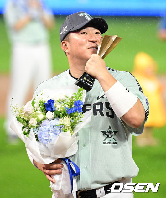 [OSEN=인천, 지형준 기자] 나눔 올스타(LG, NC, KIA, 한화, 키움)가 3년 연속 승리했다.나눔 올스타(LG, NC, KIA, 한화, 키움)는 6일 인천 SSG랜더스필드에서 열린 2024 KBO올스타전에서 최형우와 오스틴의 홈런포를 앞세워드림 올스타(KT, SSG, 두산, 롯데, 삼성)에 4-2로 승리했다.KIA 최형우가 미스터 올스타에 선정되며 트로피에 키스를 하고 있다. 2024.07.05 / jpnews@osen.co.kr