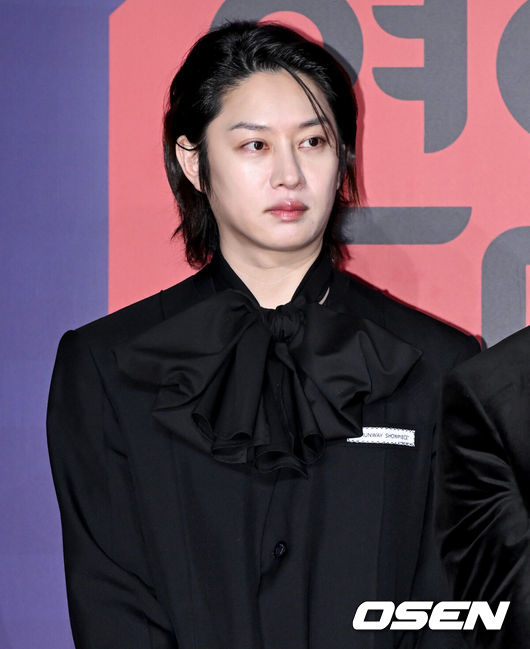 [OSEN=조은정 기자]2023 SBS연예대상 포토월 행사가 30일 서울 마포구 상암 SBS 프리즘타워에서 열렸다.슈퍼주니어 김희철이 레드카펫을 밟으며 포즈를 취하고 있다. 2023.12.30/cej@osen.co.kr