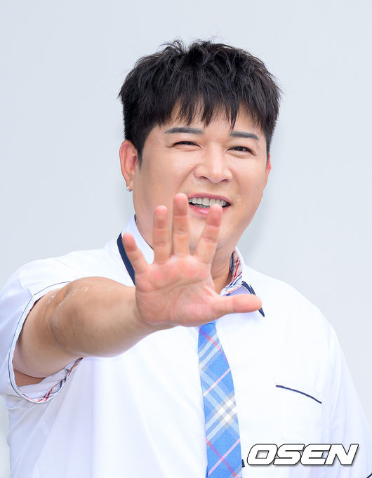 [OSEN=이대선 기자] 3일 경기 JTBC 스튜디오 일산에서 JTBC 예능프로그램 '아는 형님' 녹화가 진행됐다.이날 데뷔 20주년을 맞은 슈퍼주니어가 3년 만에 JTBC 예능프로그램 '아는 형님'에 출연했다.슈퍼주니어 신동이 포토타임을 가지고 있다. 2025.07.03 /sunday@osen.co.kr