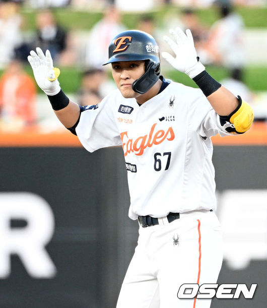 [OSEN=대전, 이대선 기자] 11일 오후 대전 한화생명볼파크에서 'KBO 올스타 프라이데이' 퓨처스 올스타전이 열렸다.KBO 올스타전의 전야제인 퓨처스 올스타전 경기는 남부리그(상무, KT, 삼성, NC, 롯데, KIA)와 북부리그(한화, SSG, LG, 두산, 고양) 대표로 나선 총 48명의 선수가 치열한 승부를 펼친다.3회말 2사 1,2루에서 남부올스타 한지윤이 좌중간 2타점 적시타를 치고 환호하고 있다. 2025.07.11 /sunday@osen.co.kr