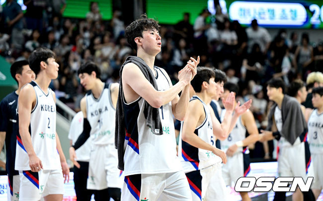 [OSEN=안양, 최규한 기자] 한국농구가 안방에서 일본의 자존심을 눌렀다.안준호 감독이 이끄는 남자농구대표팀은 11일 오후 7시 안양체육관에서 개최되는 평가전에서 숙적 일본을 이현중과 여준석의 활약을 앞세워서 91-77로 가볍게 이겼다. 한국은 13일 일본과 2차전을 가진다.경기를 마치고 승리한 한국 이현중을 비롯한 선수들이 팬들에게 인사를 전하고 있다. 2025.07.11 / dreamer@osen.co.kr