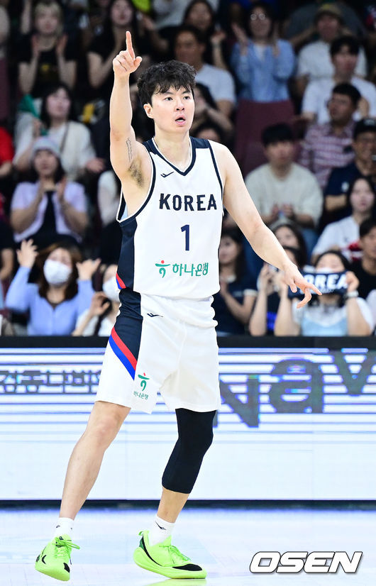 [OSEN=안양, 최규한 기자] 11일 오후 경기도 안양 정관장 아레나에서 ‘2025 남자농구 국가대표 평가전’ 대한민국과 일본의 경기가 열렸다.한국 남자농구 대표팀은 오는 8월 사우디아라비아 제다에서 열리는 '2025 FIBA 아시아컵'을 앞두고 오는 20일까지 일본, 카타르와 평가전을 갖는다.1쿼터, 한국 이현중이 득점에 기뻐하고 있다. 2025.07.11 / dreamer@osen.co.kr