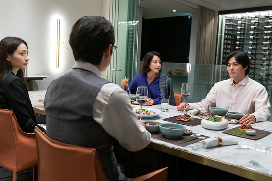 영화 '보통의 가족'의 식사 장면. 허진호 감독이 가장 공들여 찍은 신이다. 사진 하이브미디어코프