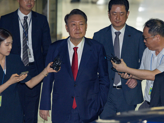 윤석열 전 대통령이 지난 9일 서울 서초구 서울중앙지법에서 열린 직권남용 등 혐의 영장실질심사(구속 전 피의자 심문)를 마친 뒤 대기 장소인 서울구치소로 이동하기 위해 법원을 나서고 있다. 사진공동취재단