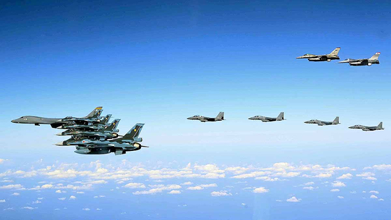  지난해 11월 3일 미 전략폭격기 B-1B와 우리 공군 F-15K 전투기 4대, 미 공군 F-16 전투기 2대, 일본 항공자위대 F-2 전투기 4대가 한미일 공중훈련을 실시하고 있다. 뉴시스