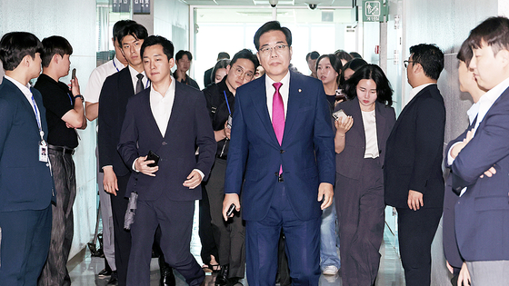  송언석 국민의힘 비상대책위원장 겸 원내대표와 의원들이 11일 서울 여의도 국회 의원회관에서 채상병 특검팀 압수수색이 진행 중인 임종덕 의원실로 향하고 있다. 뉴시스